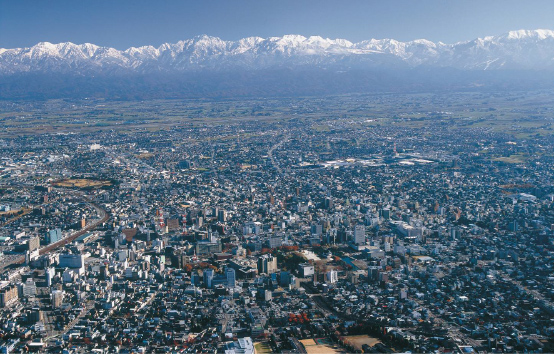 富山市街と立山連峰